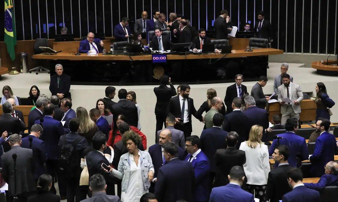 Deputados reunidos em sessão. Imagem usada em matéria sobre urgência de aprovar projeto que dificulta aborto em crianças vítimas de estupro.