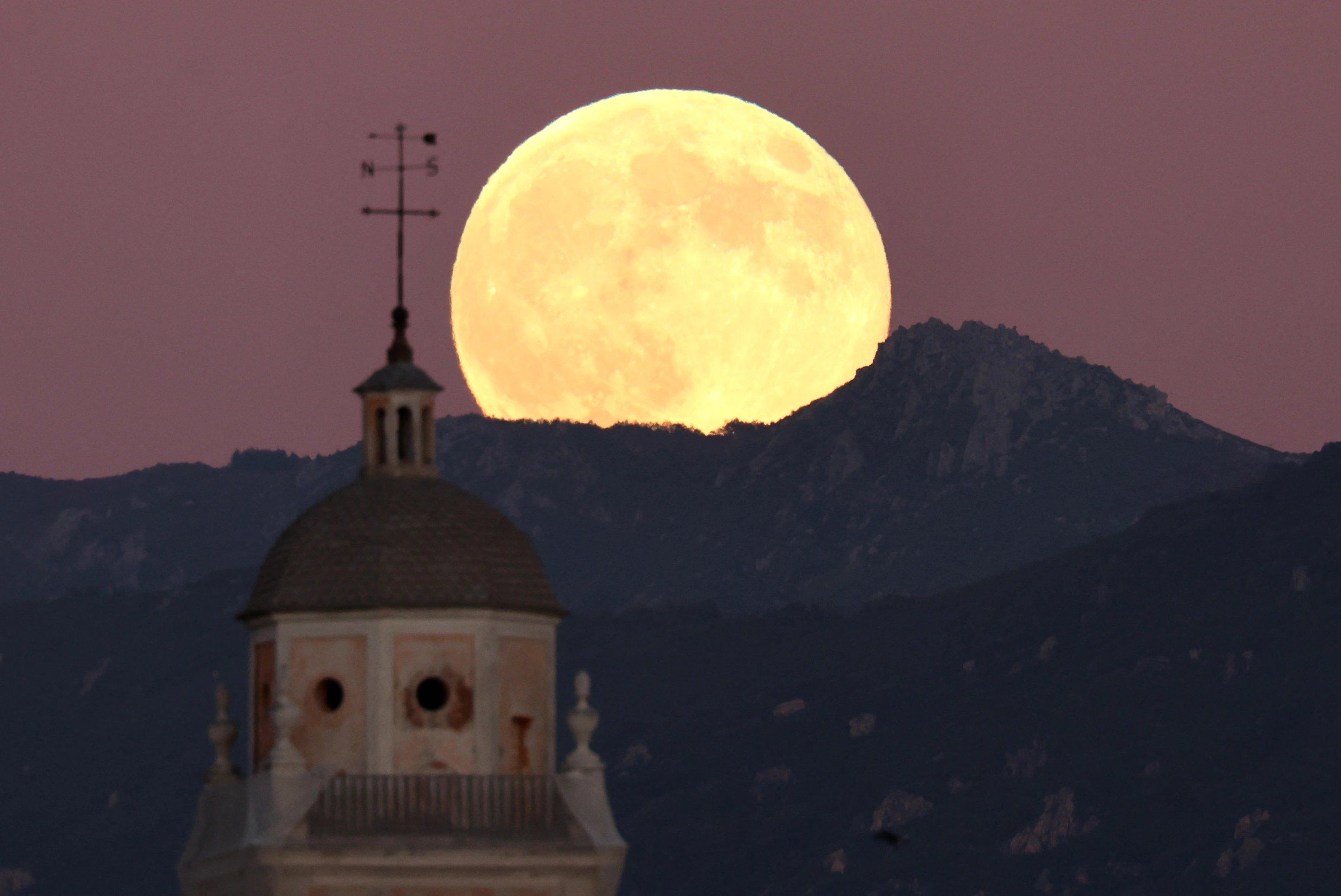 Imagem da superlua de uma fotografia tirada em 5 de novembro de 2025 mostrando lua nascendo sobre a torre sineira da Catedral de Ajaccio, na ilha francesa da Córsega, no Mediterrâneo.
