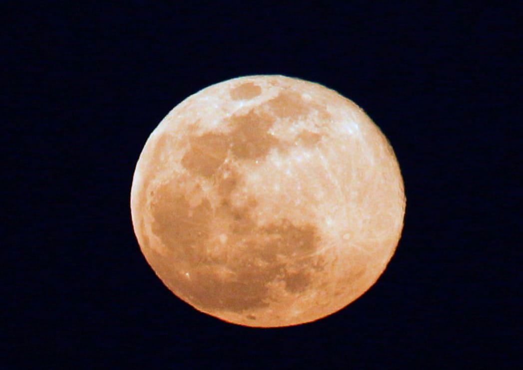 Imagem de superlua registrada em Fortaleza, no Ceará.