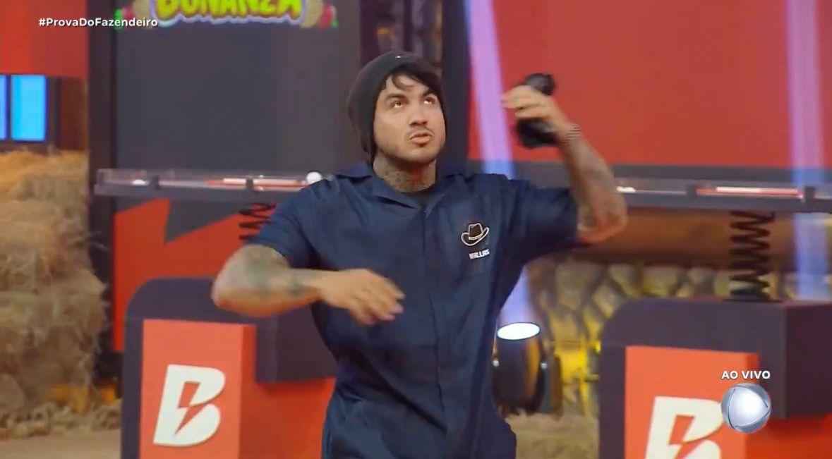 Wallas comemora o resultado da prova.