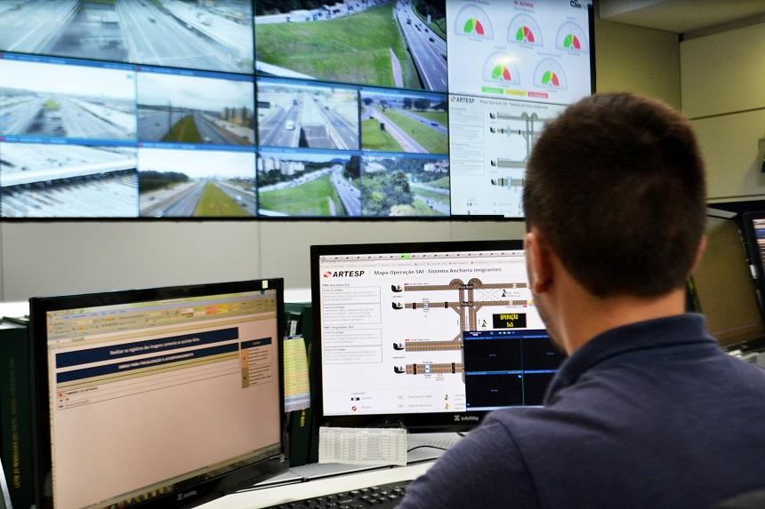Imagem de sala de monitoramento ilustra matéria de concurso da Astesp.