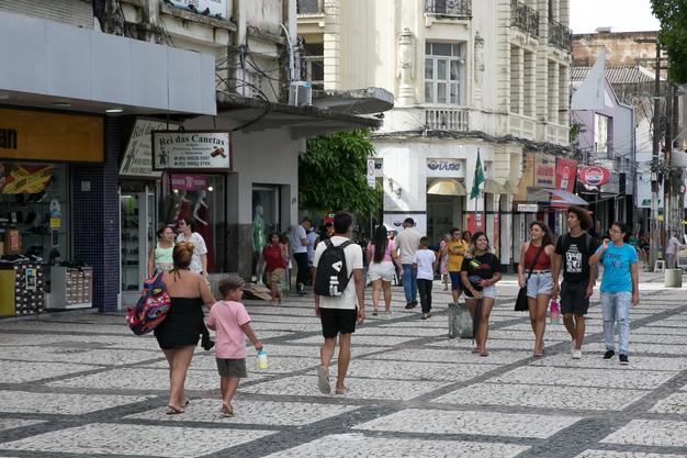 Imagem mostra movimentação de pessoas na Praça do Ferreira, no Centro de Fortaleza.