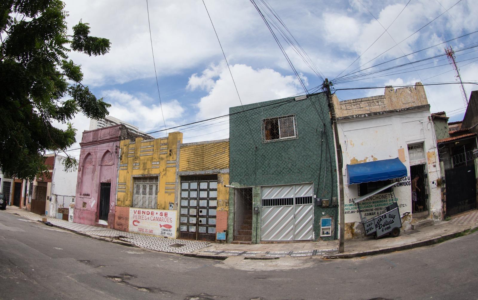 Imagem mostra casas com fachadas antigas no Centro de Fortaleza.