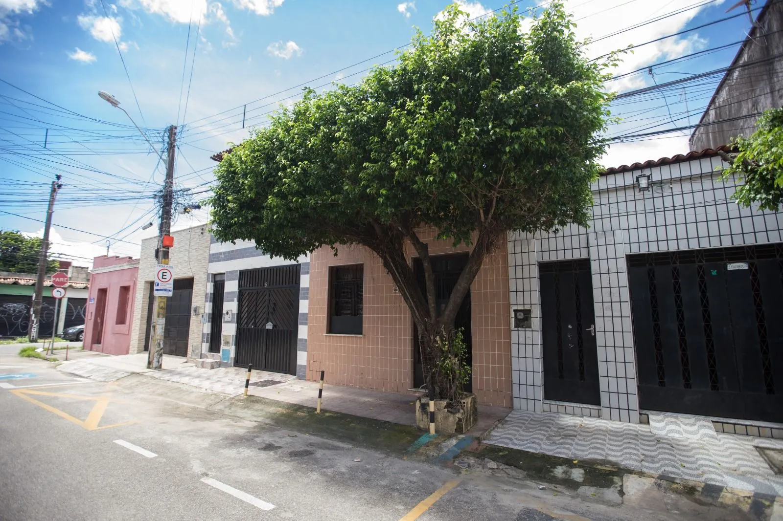 Algumas ruas do Centro de Fortaleza mantêm perfil residencial.