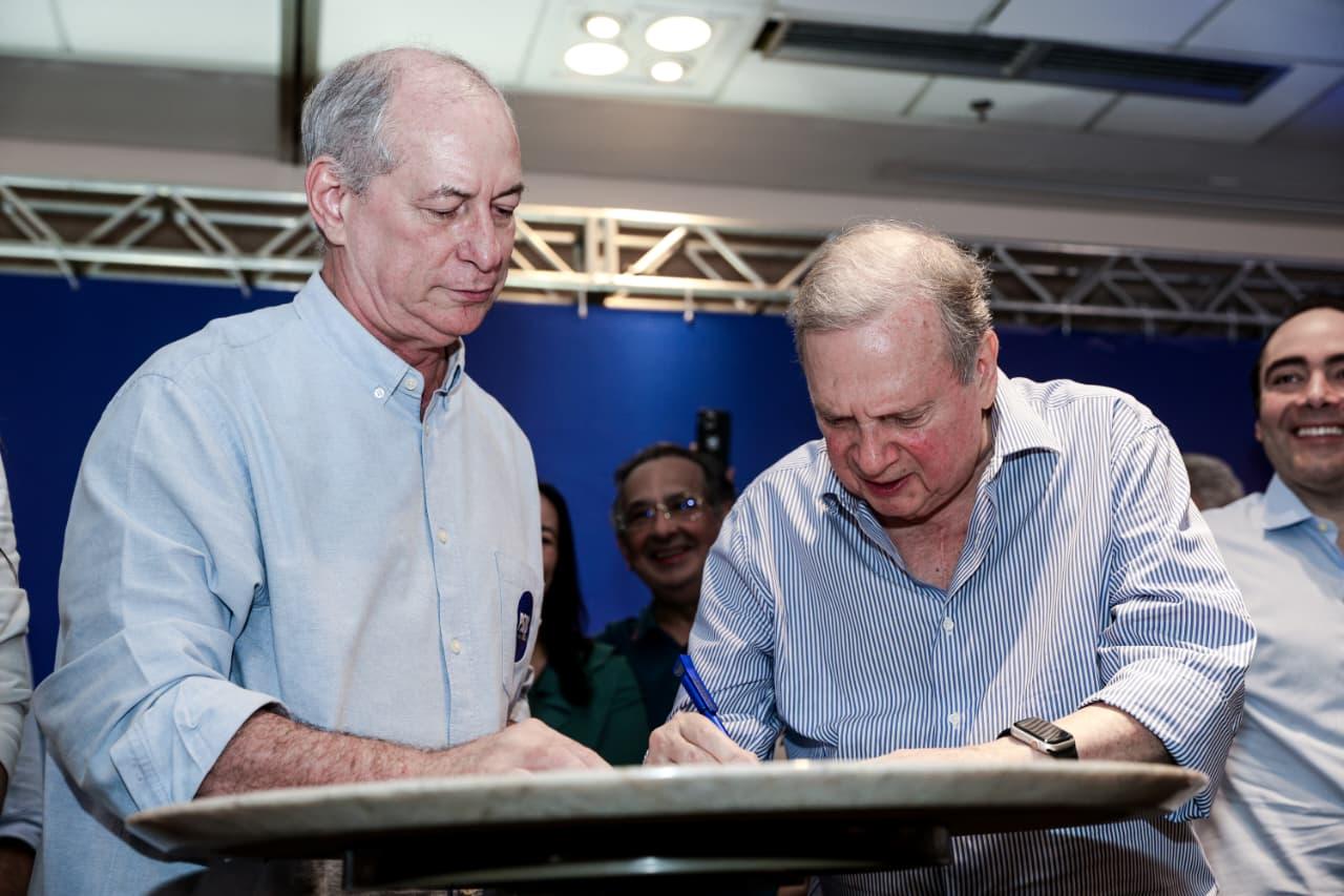 Foto de Ciro Gomes assinando ficha de filiação no PSDB.