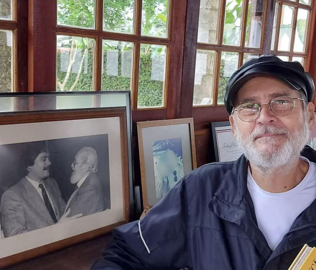 Imagem de Paulo Frateschi em casa ao lado de imagens da época em que atuava como político.