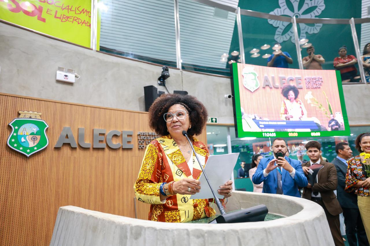 Professora Zuleide durante discurso na tribuna do Plenário 13 de Maio da Alece.