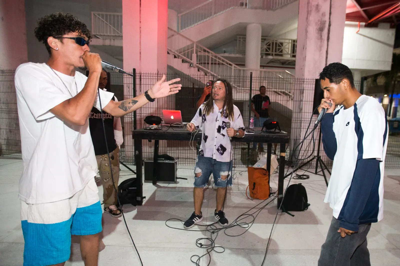 Erivan Produtos do Morro (no centro da imagem) apresenta a batalha, focada em temas educativos.