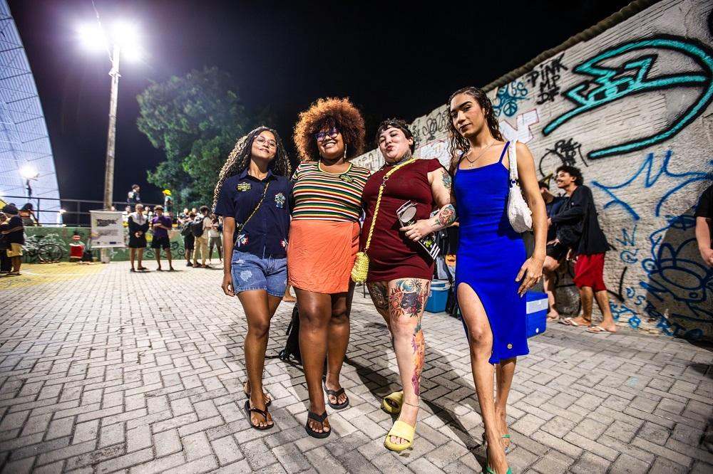 Emely e Margot, ao centro da foto, costumam frequentar batalhas com amigas.