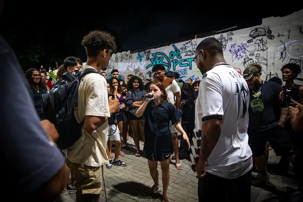 Duelos de rimas são definidos por sorteio, após inscrições no local do evento.