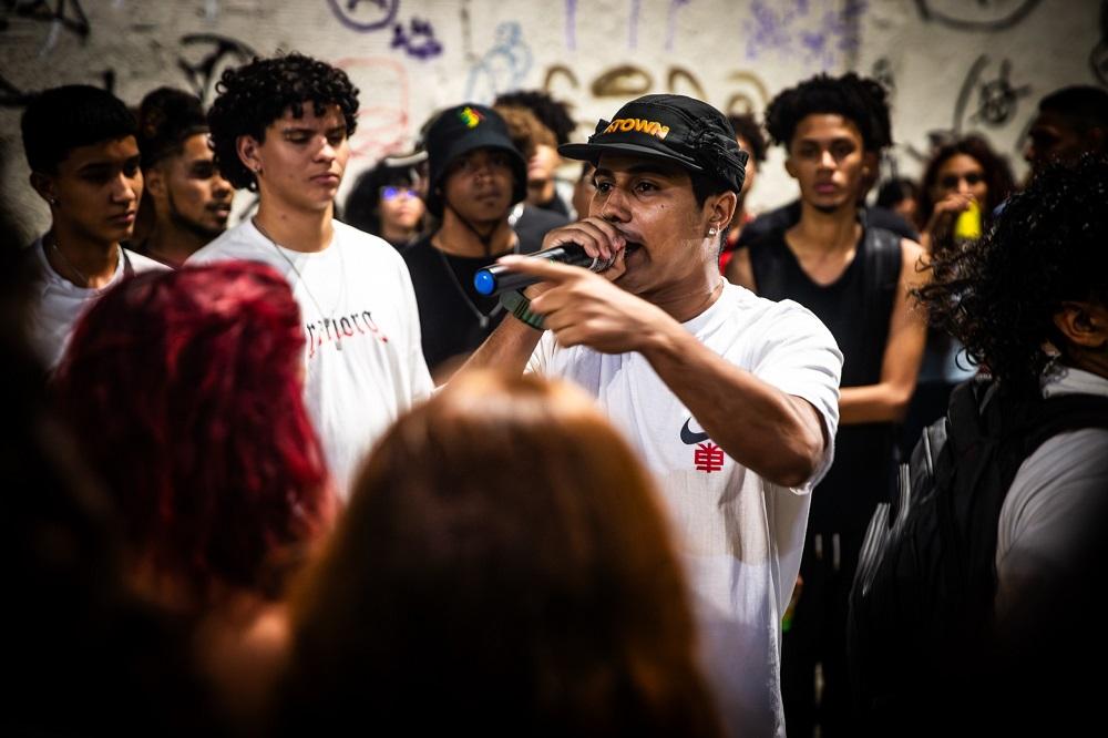 Rimas incluem temas cotidianos e questões políticas.