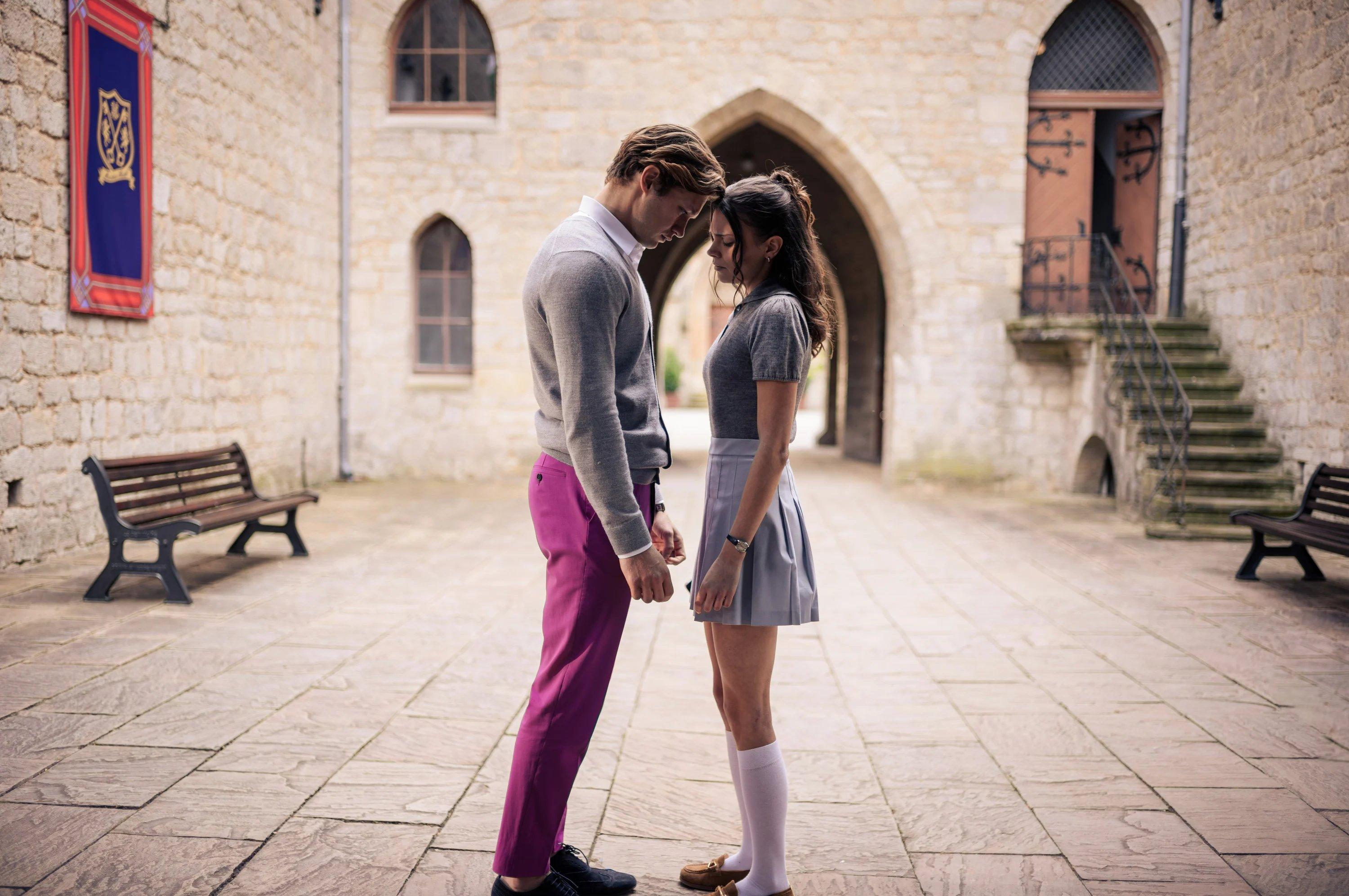 Imagem dos personagens Ruby Bell e James Beaufort, para matéria sobre segunda temporada de Maxton Hall.