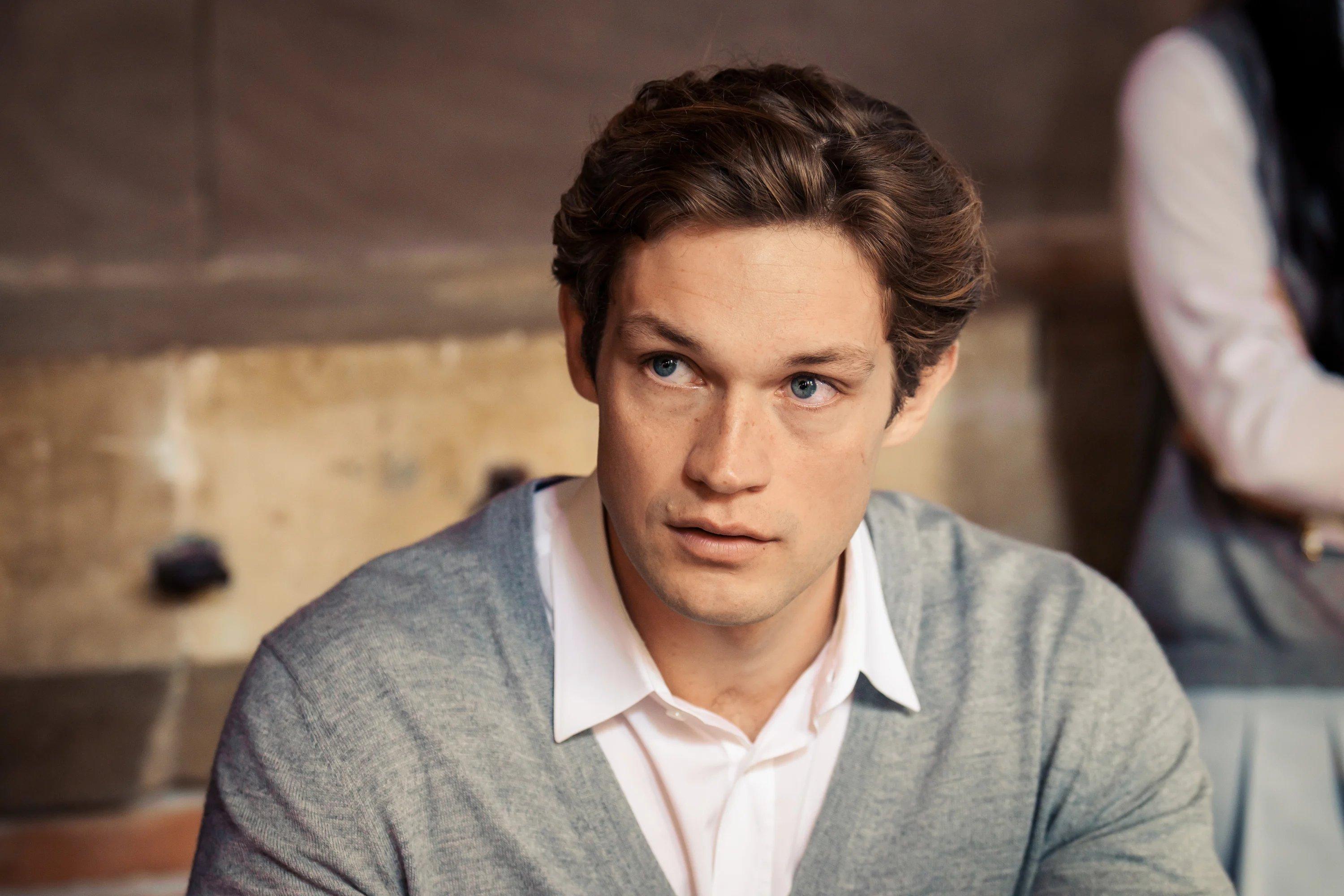 Imagem do personagem James Beaufort, da série Maxton Hall.