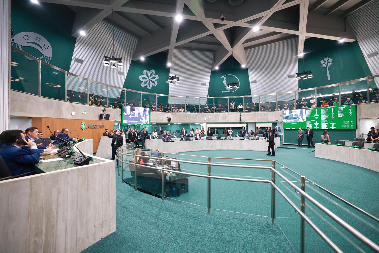 Deputados estaduais durante votação no Plenário 13 de Maio da Alece.