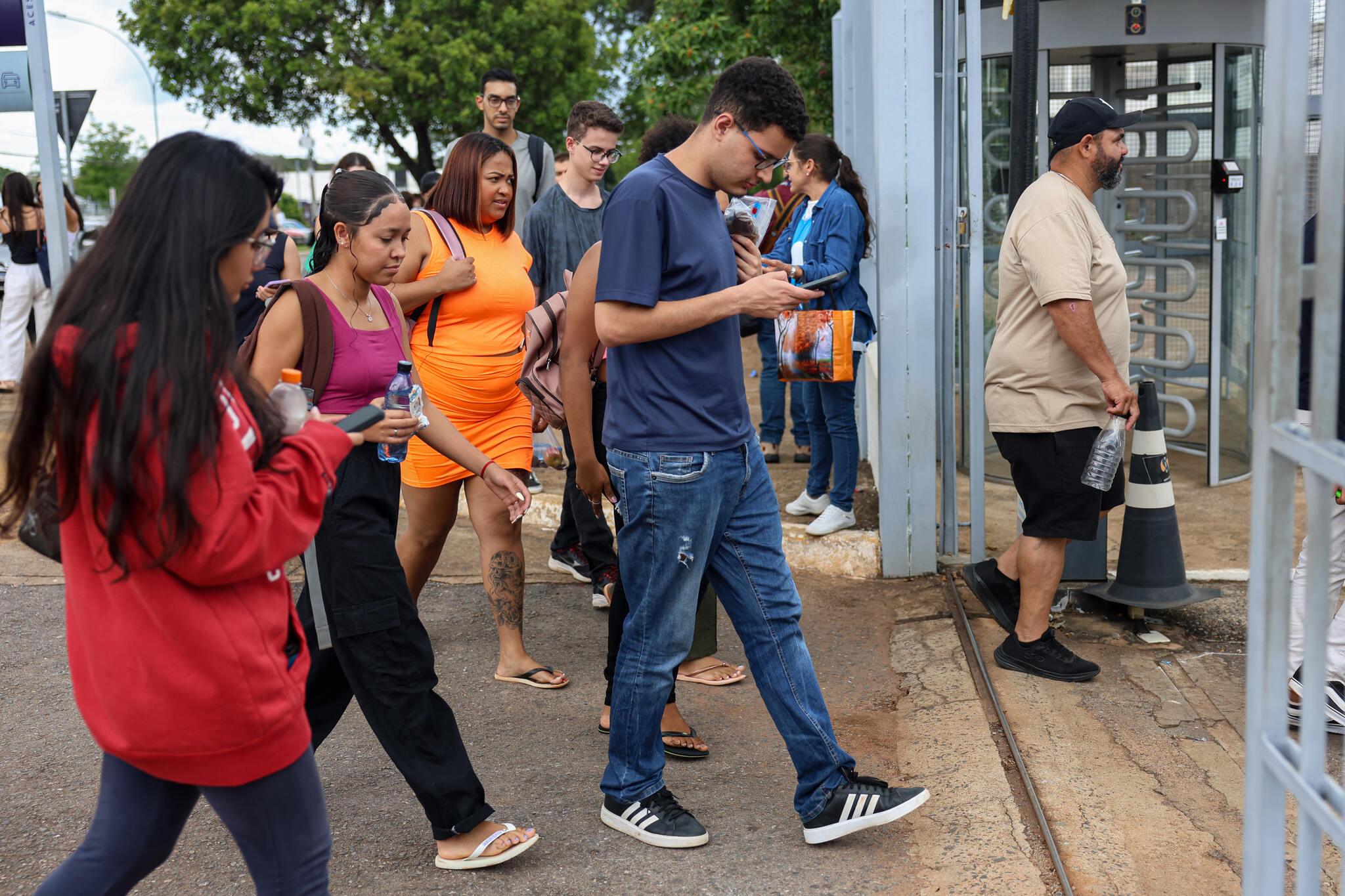 Candidatos chegam ao local de prova do Enem.