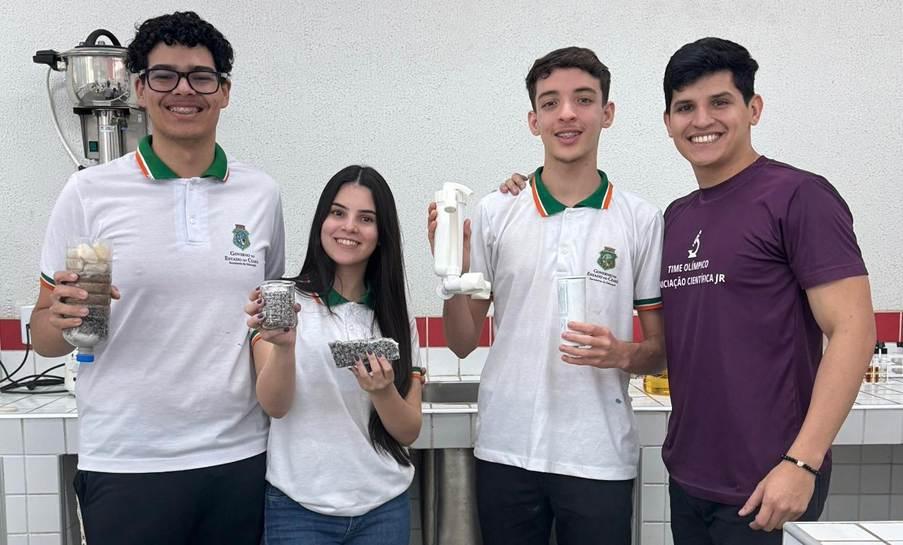 Equipe criadora do projeto finalista do Solve for Tomorrow. São dois meninos, uma menina e um adulto, professor dos jovens.