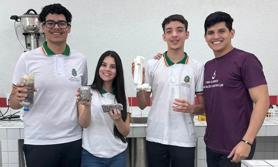 Equipe criadora do projeto finalista do Solve for Tomorrow. São dois meninos, uma menina e um adulto, professor dos jovens.
