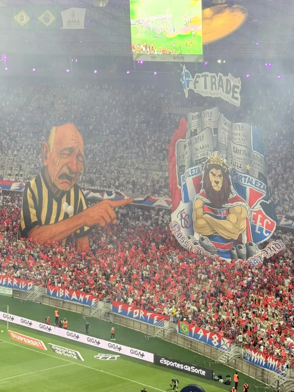 Torcedores do Fortaleza fazem mosaico em Clássico-Rei.