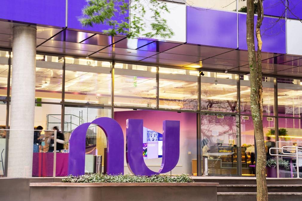 Imagem da fachada do nubank para mudança de trabalho híbrido.