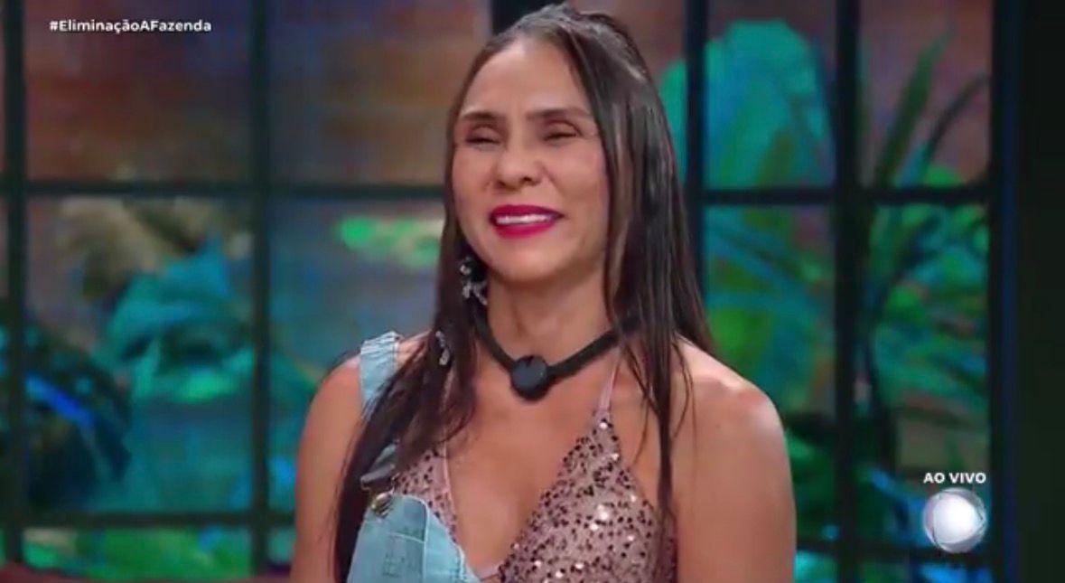 Yoná recebe a notícia de que está fora do reality