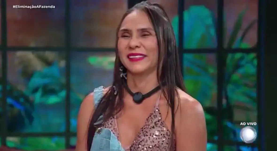 Yoná recebe a notícia de que está fora do reality