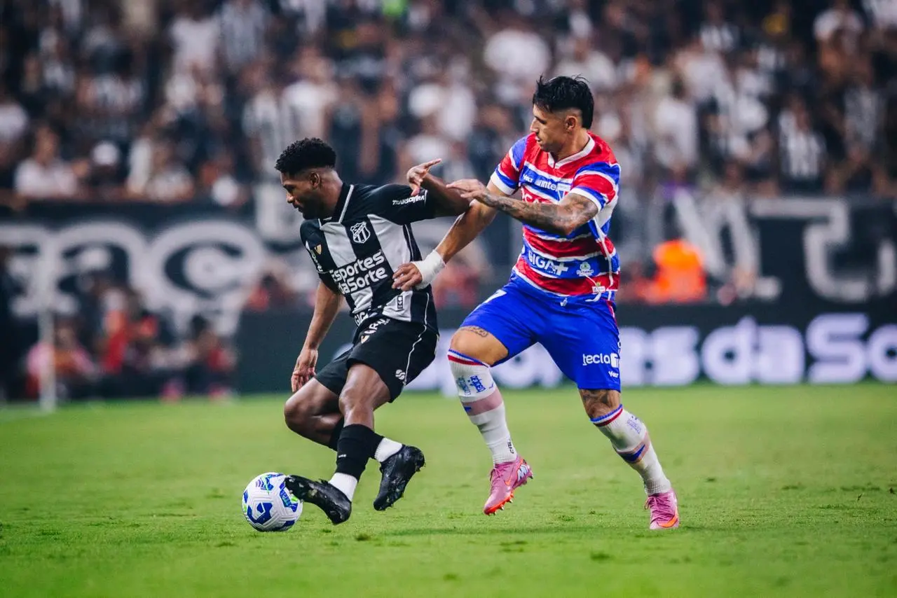 Atletas disputam bola no Clássico-Rei