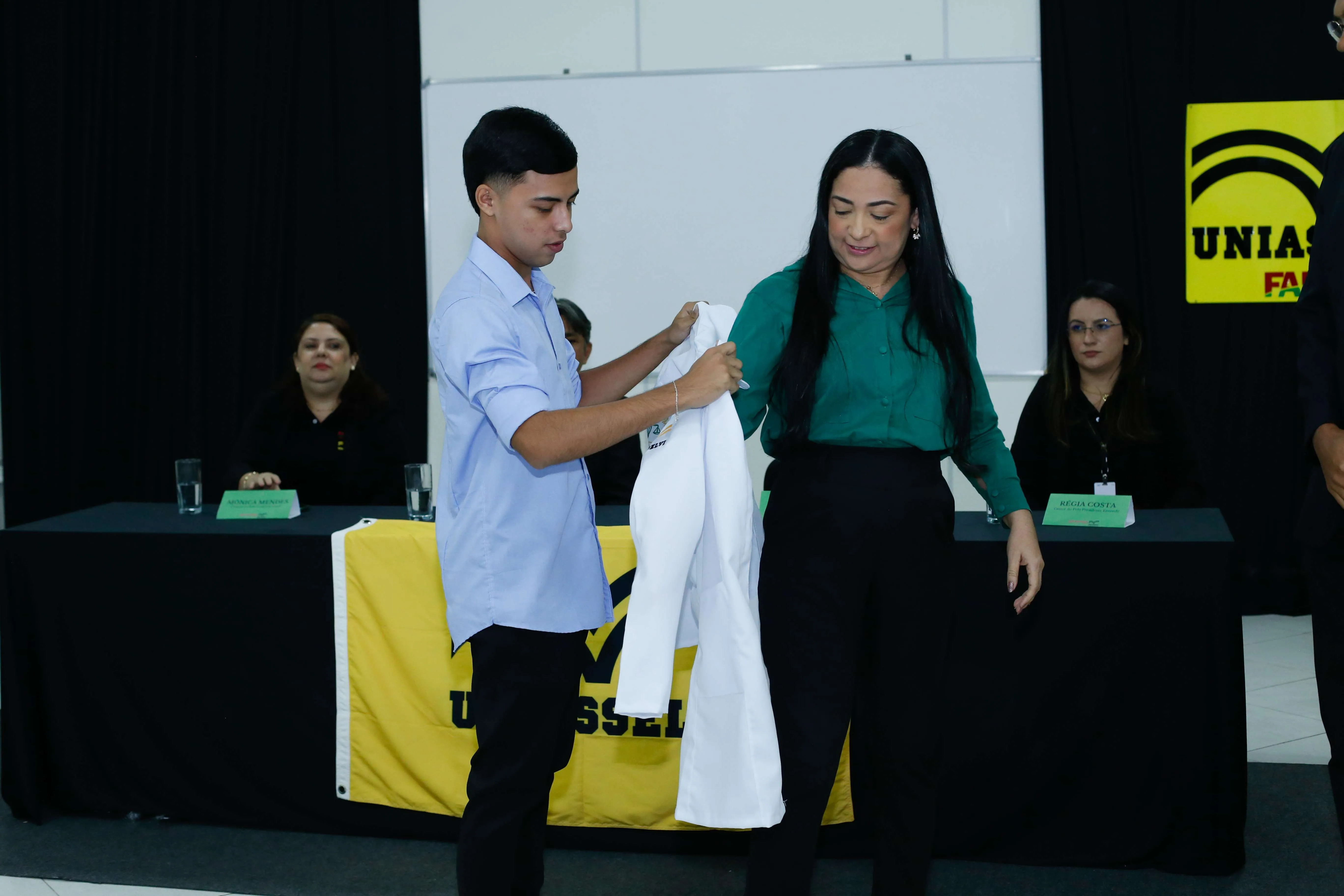 Pedro foi o escolhido para vestir a mãe durante 