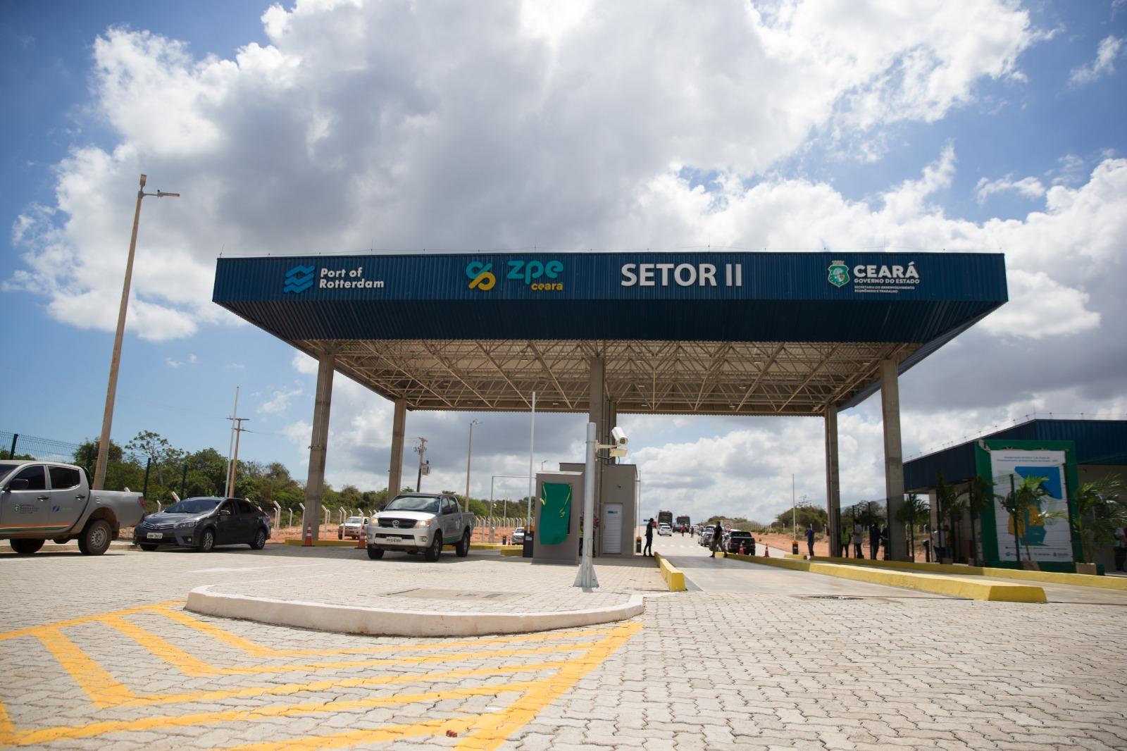 Imagem de um posto com o letreiro azul e letras brancas indicando 