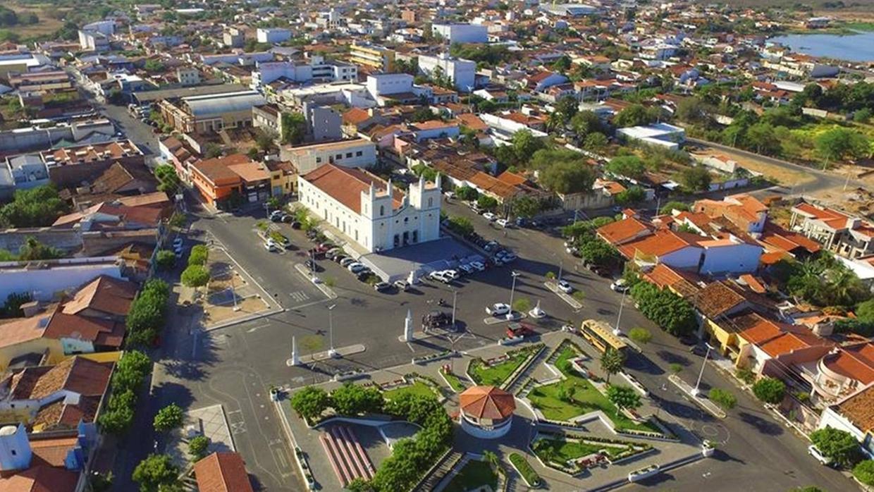 Foto área mostra cidade de Santa Quitéria, no Ceará.