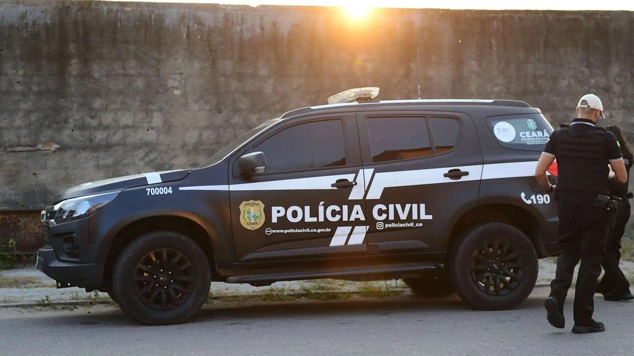 Uma viatura preta e escura da Polícia Civil do estado do Ceará, Brasil, com letras brancas, estacionada ao ar livre. O veículo é um SUV grande. Na lateral do carro, estão escritos os dizeres 