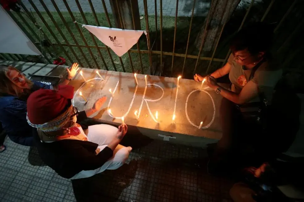 foto da vigilia da chacina do curio em frente ao forum clovis bevilaqua em fortaleza.