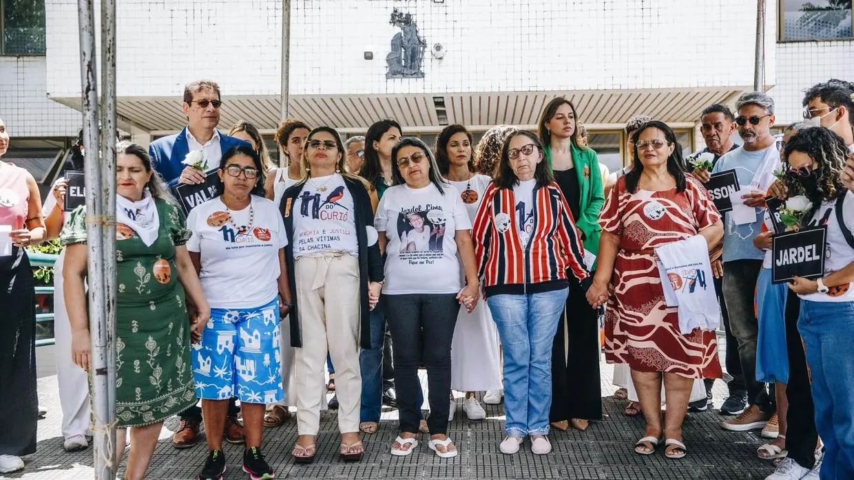 vigilia maes do curio forum clovis bevilaqua durante julgamento de pms acusados pelo crime.