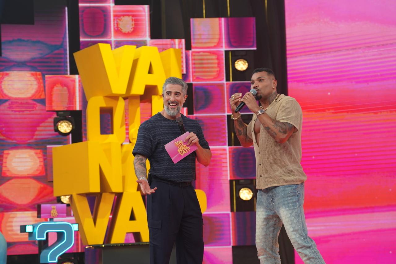 Cenas do programa Caldeirão com Mion mostrando o apresentador ao lado do cantor Naldo Benny.