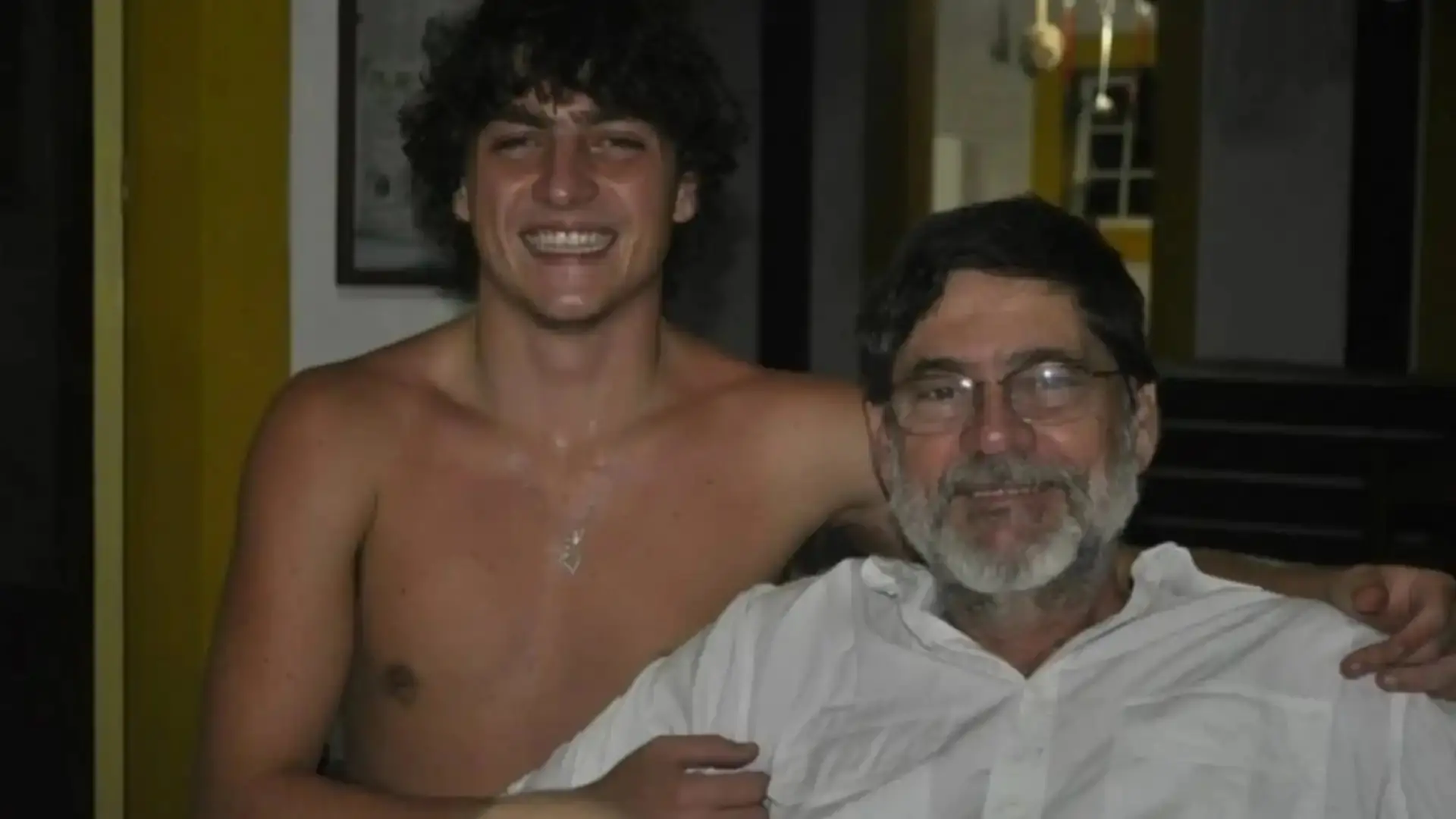 Foto de Paulo Frateschi ao lado do filho.