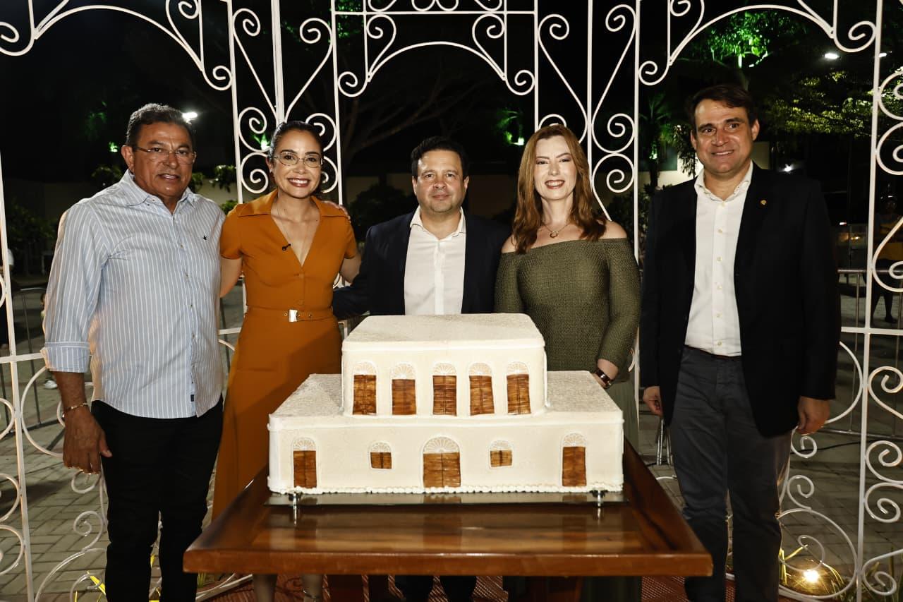 Evento de celebração do Memorial Edson Queiroz com bolo e inauguração de gazebo.