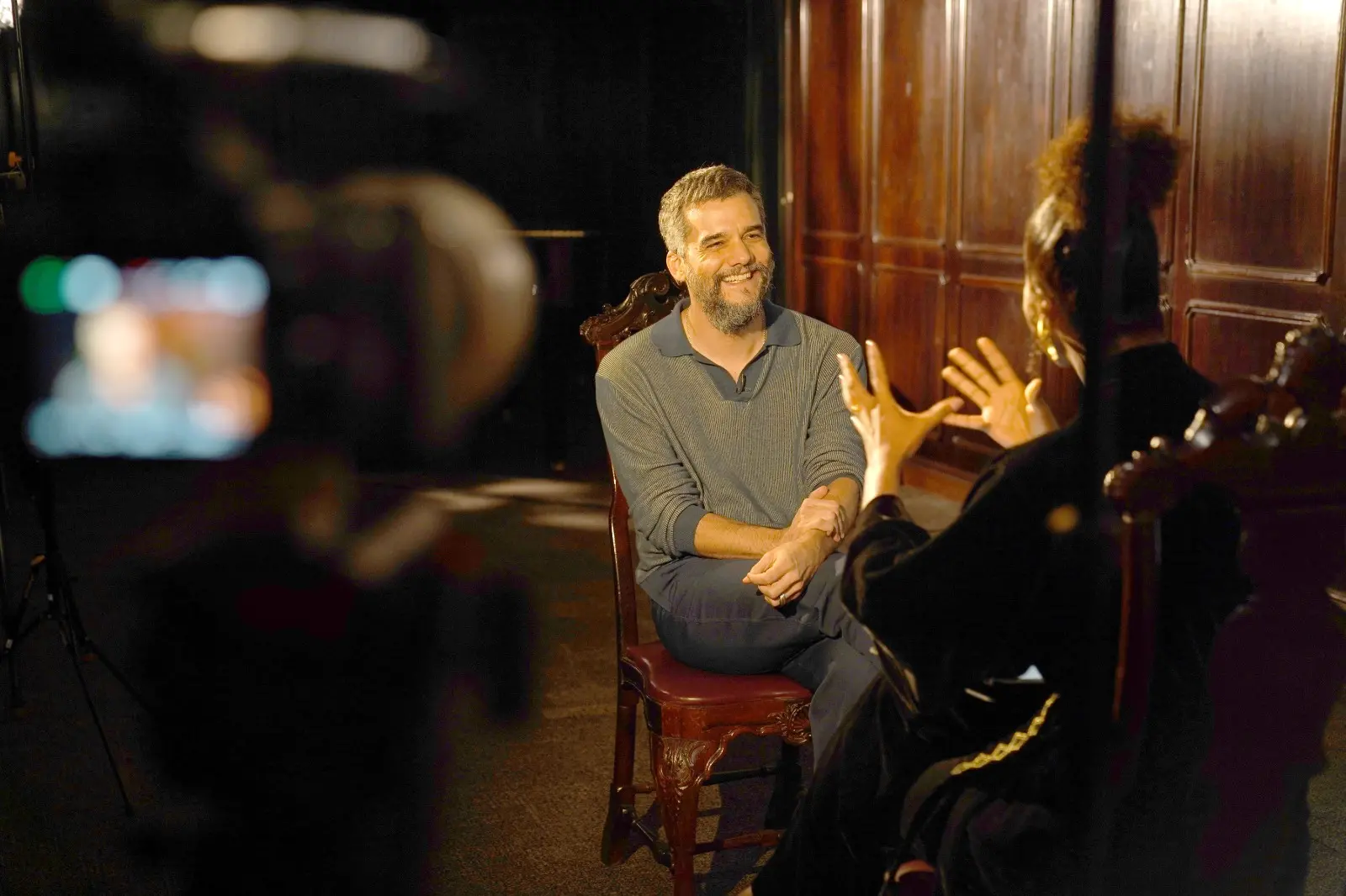 Wagner Moura sendo entrevistado por Maju Coutinho.