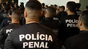 Policiais da Polícia Penal do Ceará em foto em que aparecem de costas com nome na camisa.