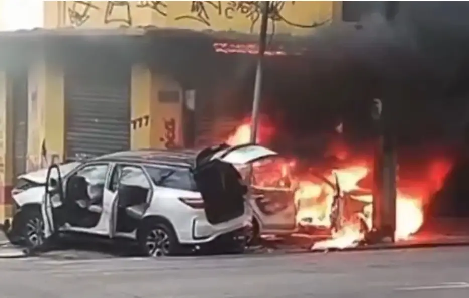 Imagem de acidente entre dois veículos no Centro de Fortaleza, que deixou carro incendiado e três feridos.