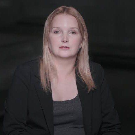 Imagem mostra Elize Matsunaga de blazer preto com olhar fixo na câmera.