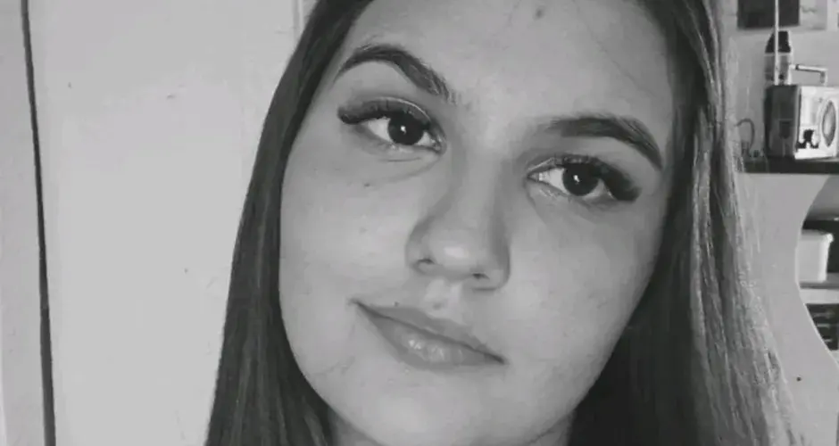 Foto em preto e branco de uma jovem adolescente chamada Julia Kwapis, que morreu em um tornado no Paraná. Ela tem cabelos lisos e dá um sorriso discreto.