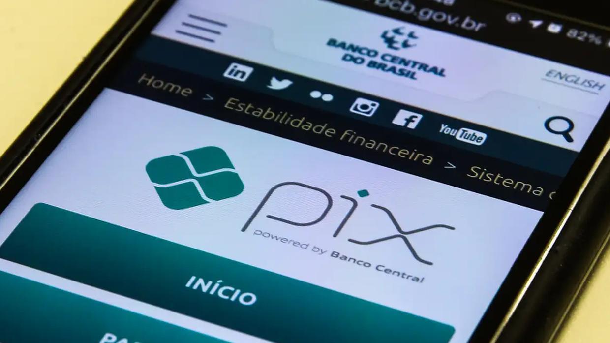 Tela do Pix no site do Banco Central do Brasil é exibida em um celular.