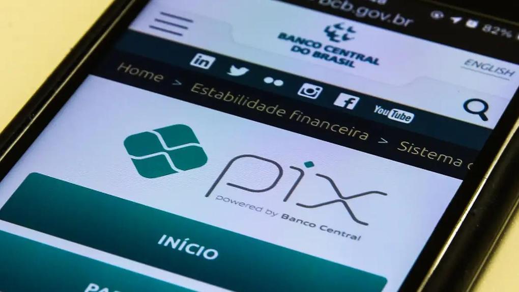 Tela do Pix no site do Banco Central do Brasil é exibida em um celular.