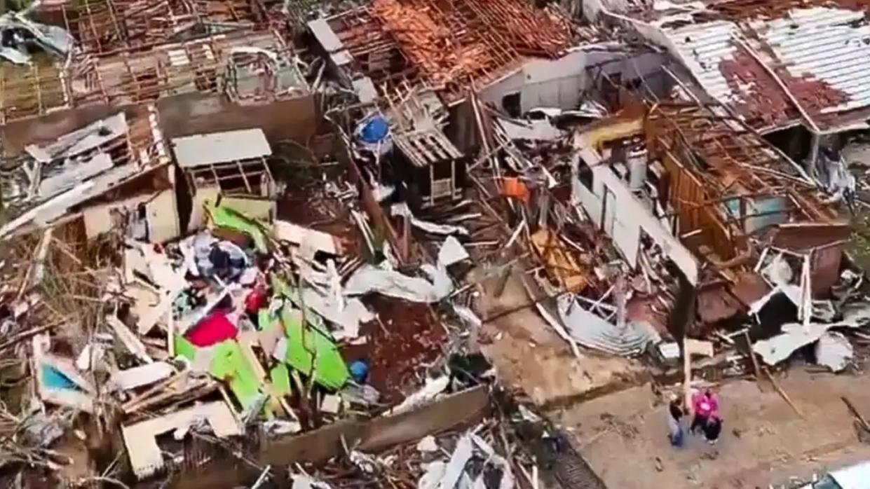 Tornado deixou cidade de 14 mil habitantes destruída nesta sexta-feira (7).