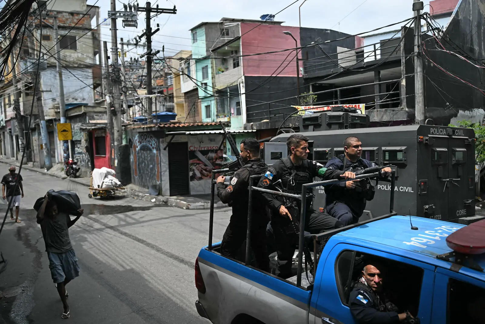 policiais armados na megaoperacao em comunidades do rio de janeiro.
