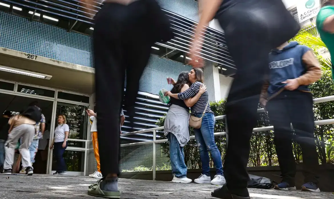 pessoas andando entrando para enem 2025.