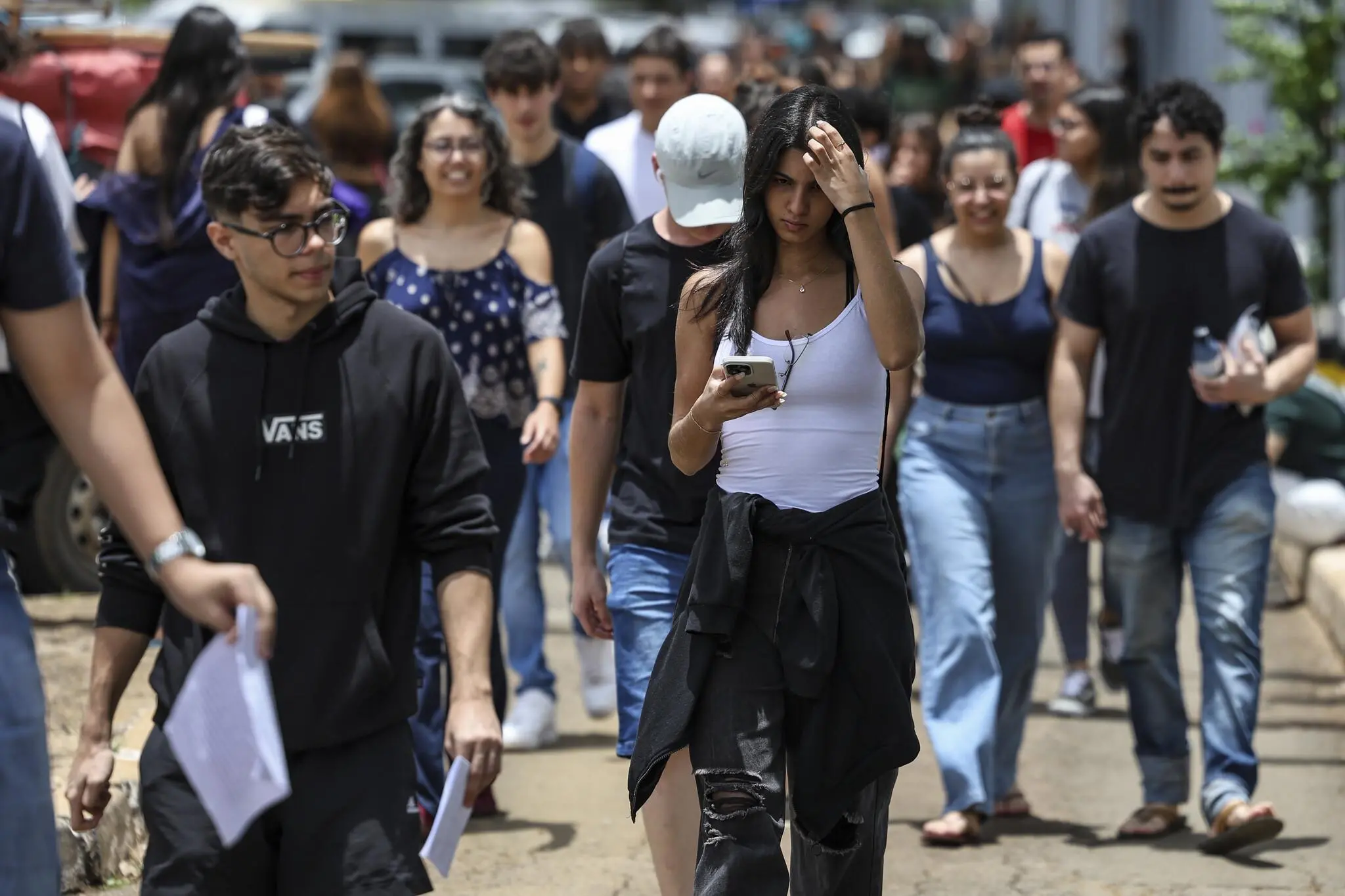 Foto mostra estudantes nos locais de aplicação da prova do Enem. Imagem usada em matéria sobre reaplicação do exame.