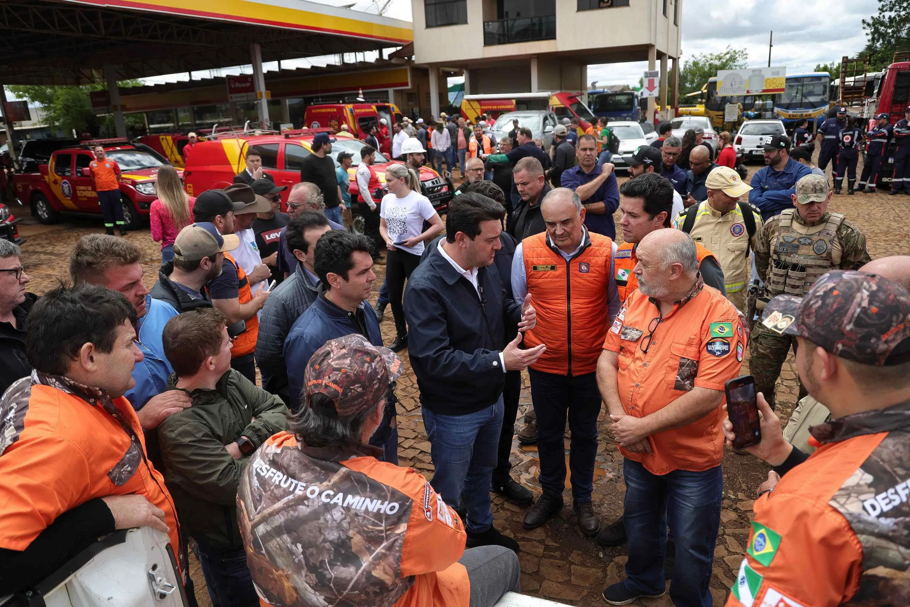 Em Rio Bonito do Iguaçu, governador do Paraná em força-tarefa para reconstrução das casas.