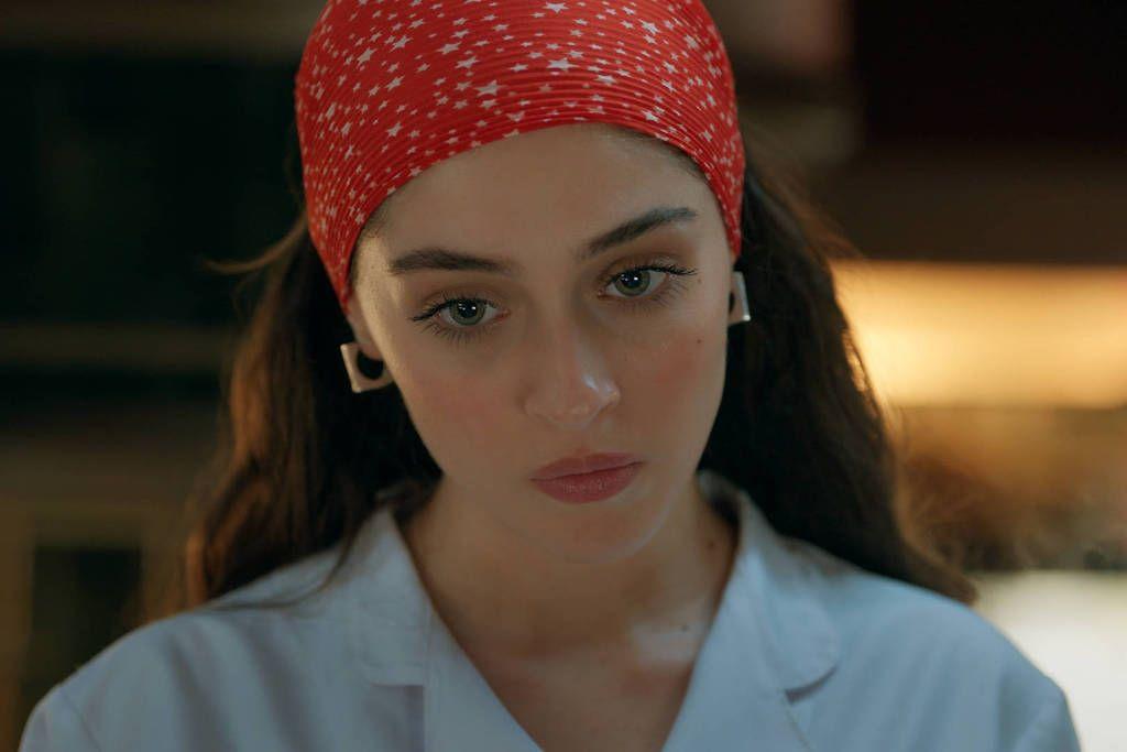 A atriz Cemre Baysel está no elenco de Leyla – Sombras do Passado.