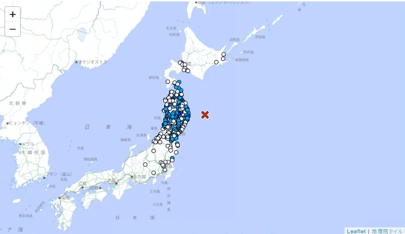 Um mapa do japão com as localidades afetadas grifadas indicando a magnitude em cada região, com um x marcando onde ocorreu o tsunami.