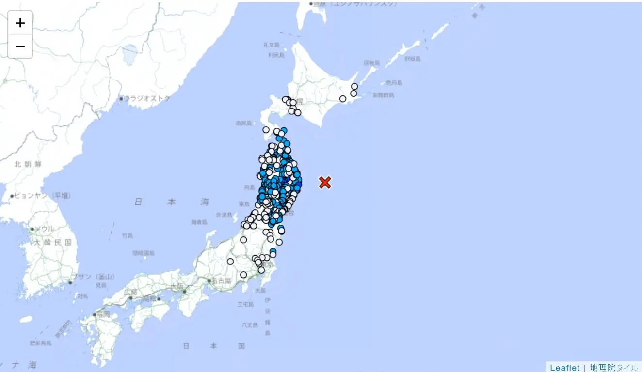 Um mapa do japão com as localidades afetadas grifadas indicando a magnitude em cada região, com um x marcando onde ocorreu o tsunami.